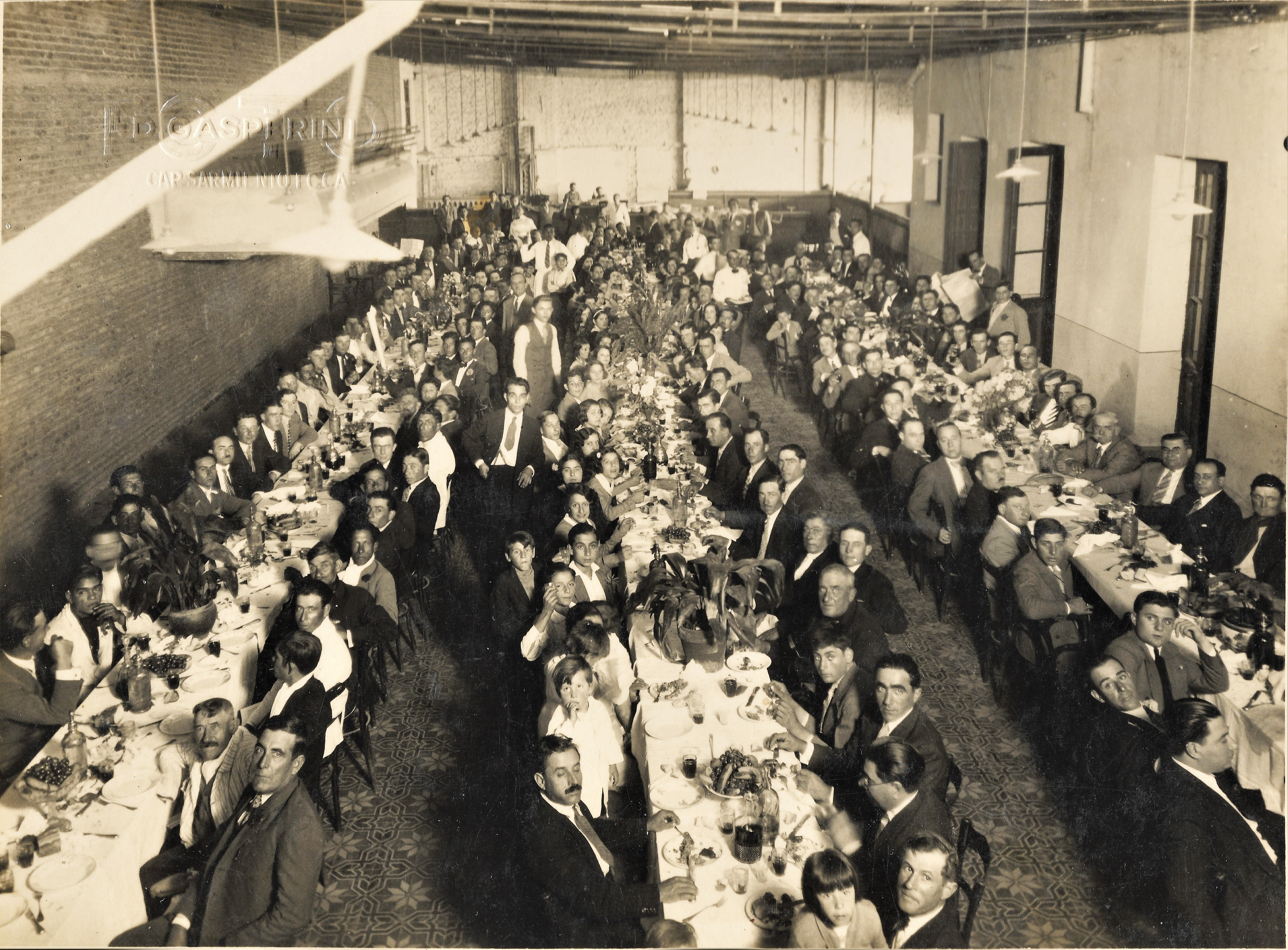 Banquete en la cochera — Sociedad Italiana, década del 40